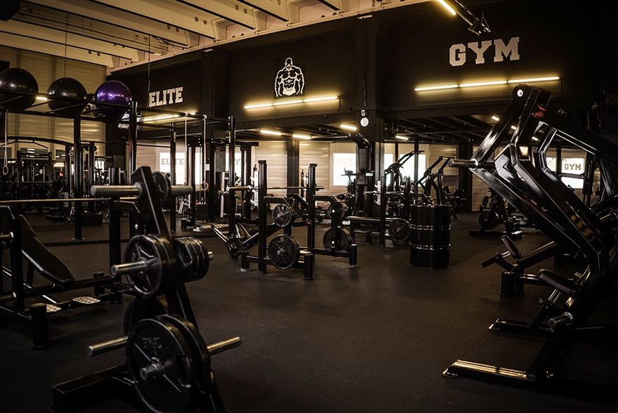 Trainingsfläche mit den Schriftzügen «Elite» und «Gym» an der Wand
