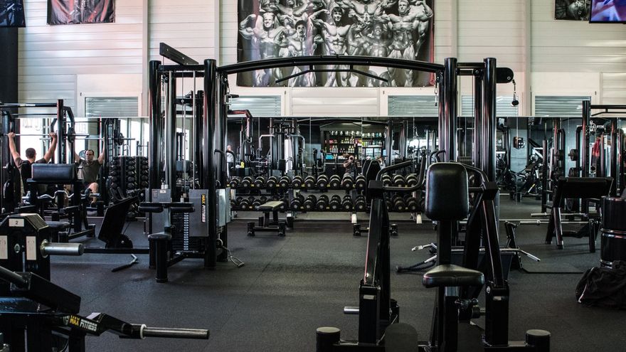 Kraftstationen vor dem Bodybuilder-Wandbild